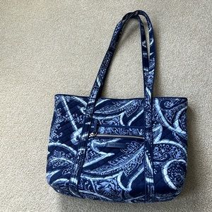 Vera Bradley tote bag, zipper closure.Pockets inside/outside.small stain inside.